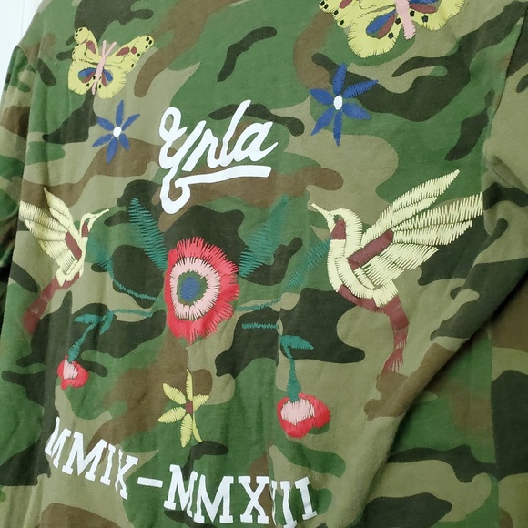 3for$25 YRLA Young and Reckless camo long sleeve rose embroidered shirt flowers - Picture 6 of 7